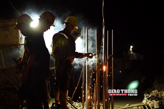 Tận thấy những người "mình đồng da sắt" thi công không ngày nghỉ trên cao tốc Vũng Áng - Bùng- Ảnh 19.