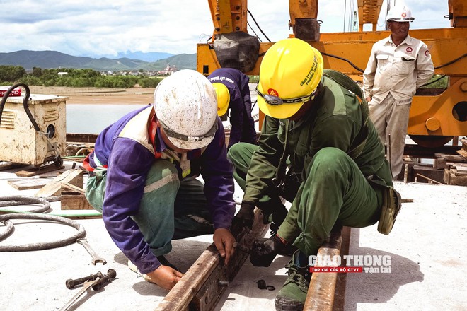 Tận thấy những người "mình đồng da sắt" thi công không ngày nghỉ trên cao tốc Vũng Áng - Bùng- Ảnh 6.