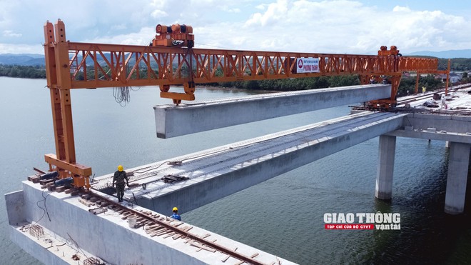 Tận thấy những người "mình đồng da sắt" thi công không ngày nghỉ trên cao tốc Vũng Áng - Bùng- Ảnh 10.