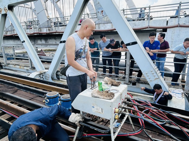Tàu thủy đâm vào gầm cầu Tam Bạc làm gián đoạn vận tải đường sắt- Ảnh 4.