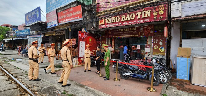 Cục CSGT phối hợp với địa phương ra quân đảm bảo trật tự ATGT đường sắt - Ảnh 4.