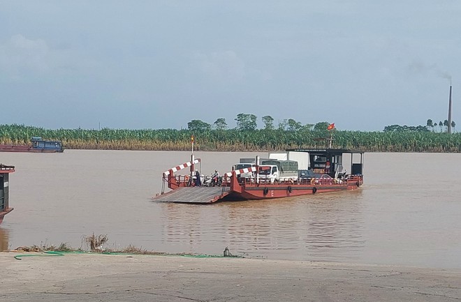 Cảnh báo phà ngang sông Hồng nối Hà Nội - Hưng Yên, Hà Nội - Vĩnh Phúc mất ATGT - Ảnh 2.