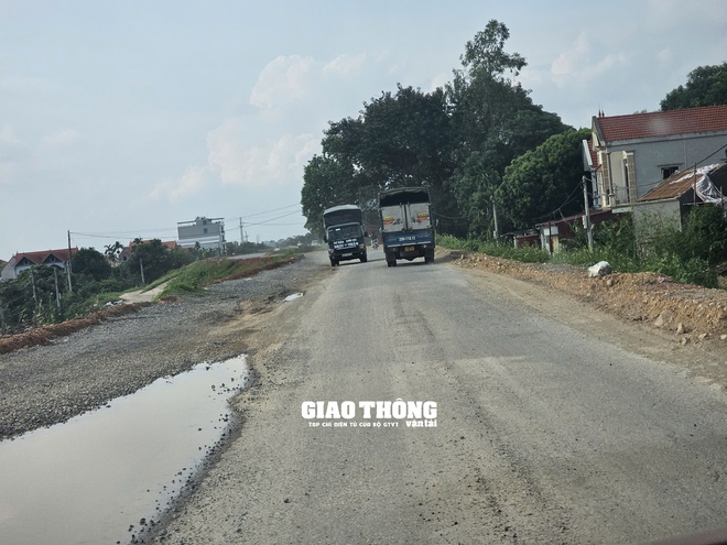 Chùm ảnh: Không đảm bảo ATGT vẫn thi công cải tạo đê Sông Hồng qua huyện Thường Tín  - Ảnh 3.