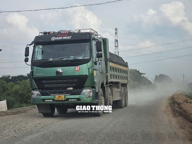 Chùm ảnh: Không đảm bảo ATGT vẫn thi công cải tạo đê Sông Hồng qua huyện Thường Tín  - Ảnh 5.