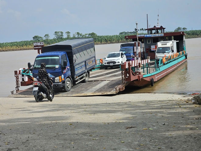 Cảnh báo phà ngang sông Hồng nối Hà Nội - Hưng Yên, Hà Nội - Vĩnh Phúc mất ATGT - Ảnh 1.