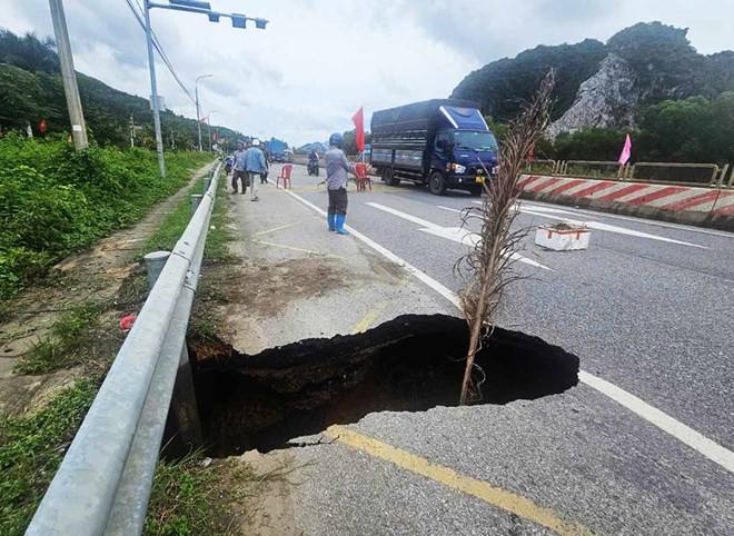 Cập nhật thiệt hại và khắc phục sạt lở gây đứt đường trên QL18A, 18B - Ảnh 1.