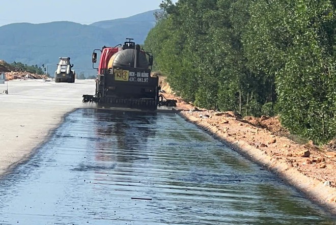 Cận cảnh thi công thảm bê tông nhựa đoạn tuyến đầu tiên cao tốc Quảng Ngãi-Hoài Nhơn - Ảnh 2.