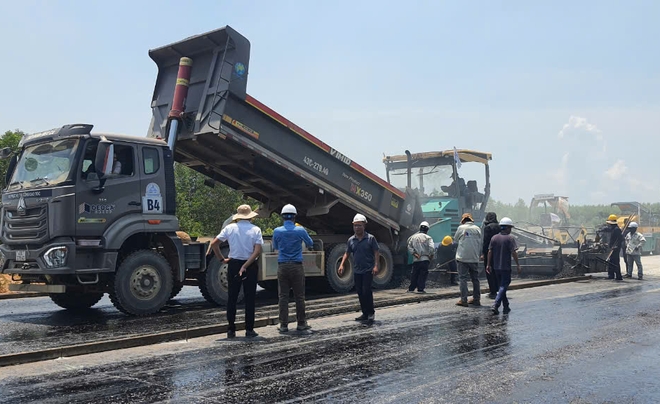 Cận cảnh thi công thảm bê tông nhựa đoạn tuyến đầu tiên cao tốc Quảng Ngãi-Hoài Nhơn - Ảnh 7.