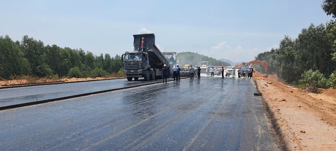 Cận cảnh thi công thảm bê tông nhựa đoạn tuyến đầu tiên cao tốc Quảng Ngãi-Hoài Nhơn - Ảnh 13.