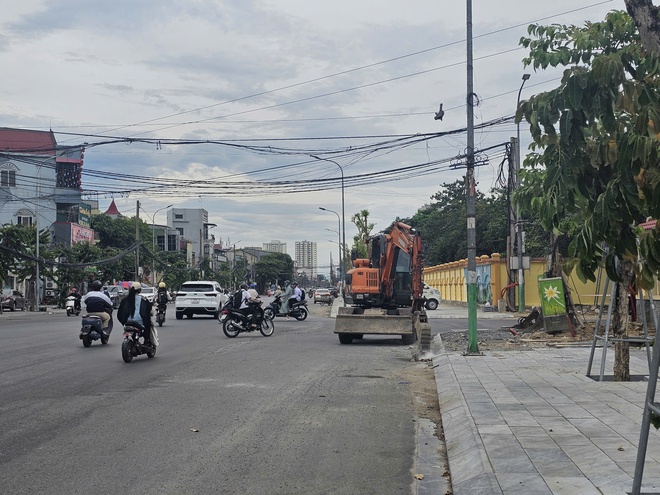 Chùm ảnh: Dự án nâng cấp vỉa hè đường Lê Hồng Phong (TP Vinh) “bỏ quên” di dời cột điện? - Ảnh 6.