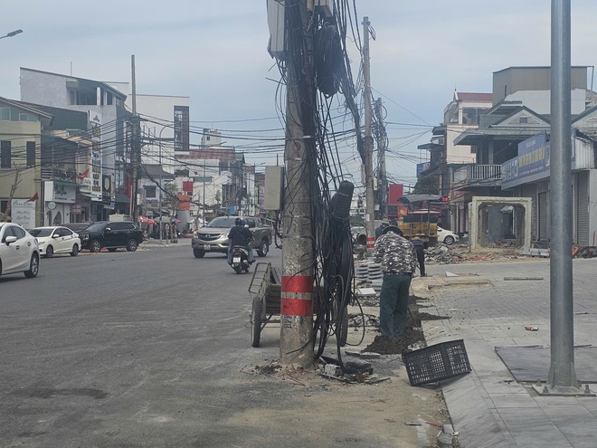 Chùm ảnh: Dự án nâng cấp vỉa hè đường Lê Hồng Phong (TP Vinh) “bỏ quên” di dời cột điện? - Ảnh 8.