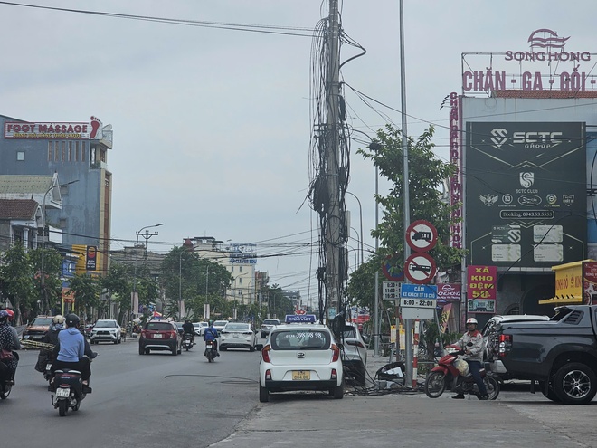 Chùm ảnh: Dự án nâng cấp vỉa hè đường Lê Hồng Phong (TP Vinh) “bỏ quên” di dời cột điện? - Ảnh 9.