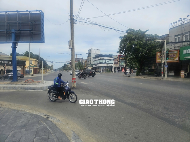 Chùm ảnh: Dự án nâng cấp vỉa hè đường Lê Hồng Phong (TP Vinh) “bỏ quên” di dời cột điện? - Ảnh 3.