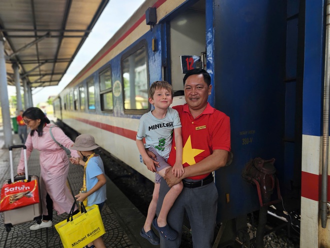 Chùm ảnh: Lễ 2/9, dòng người nườm nượp di chuyển bằng phương tiện tàu hỏa- Ảnh 16.