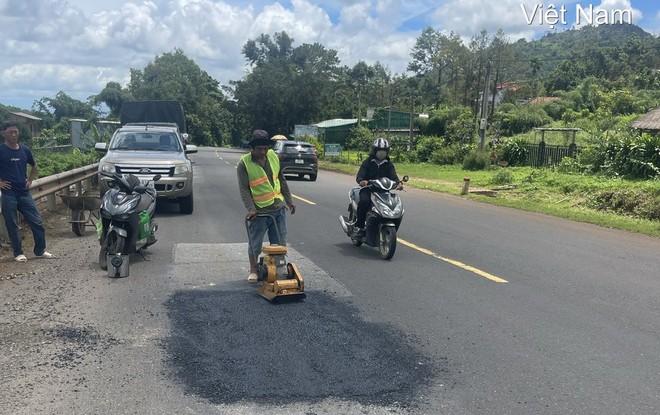 Vá sửa mặt đường, đảm bảo ATGT tuyến QL14, Trường Sơn Đông qua tỉnh Gia Lai- Ảnh 10.