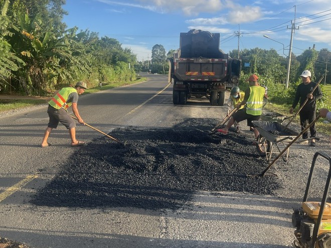 Vá sửa mặt đường, đảm bảo ATGT tuyến QL14, Trường Sơn Đông qua tỉnh Gia Lai- Ảnh 7.