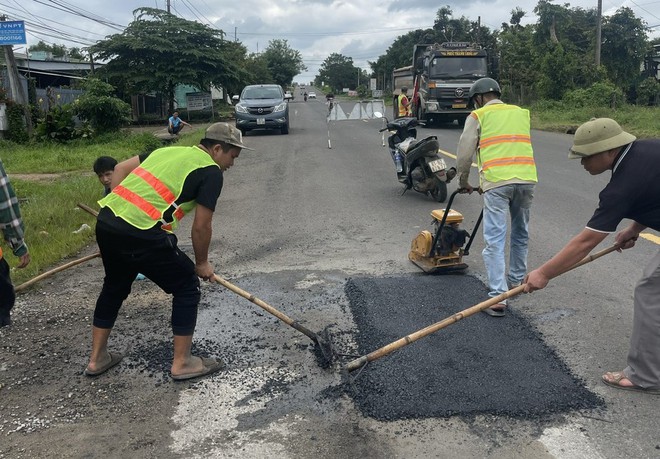 Vá sửa mặt đường, đảm bảo ATGT tuyến QL14, Trường Sơn Đông qua tỉnh Gia Lai- Ảnh 8.