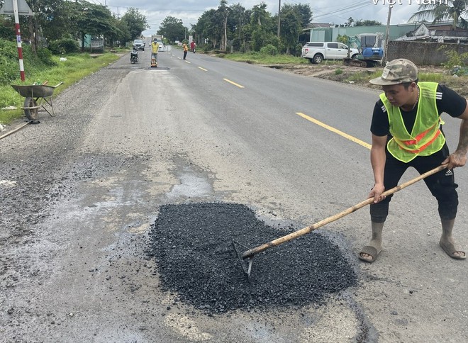 Vá sửa mặt đường, đảm bảo ATGT tuyến QL14, Trường Sơn Đông qua tỉnh Gia Lai- Ảnh 9.