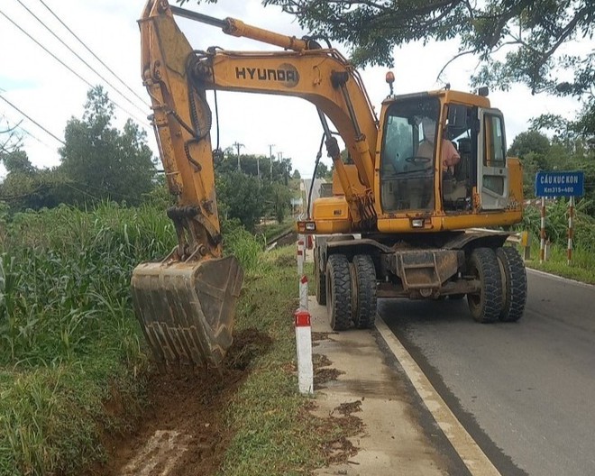 Vá sửa mặt đường, đảm bảo ATGT tuyến QL14, Trường Sơn Đông qua tỉnh Gia Lai- Ảnh 4.