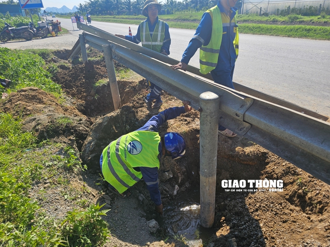 Cận cảnh rào đóng đường ngang đấu nối trái phép vào QL10 qua địa bàn Thanh Hóa - Ảnh 2.