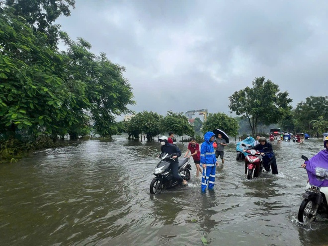 TTGT, CSGT Hà Nội lội nước, dùng xe chuyên dụng chở người dân và phương tiện qua điểm ngập sâu- Ảnh 4.