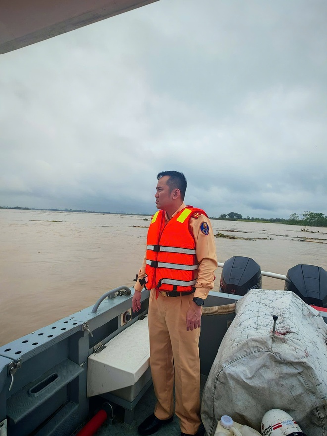 Hà Nội đang cứu trợ tàu thuyền lật nghiêng khu vực cầu Long Biên - Ảnh 4.