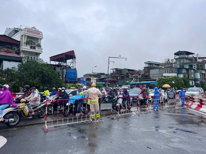 TTGT, CSGT Hà Nội lội nước, dùng xe chuyên dụng chở người dân và phương tiện qua điểm ngập sâu- Ảnh 7.