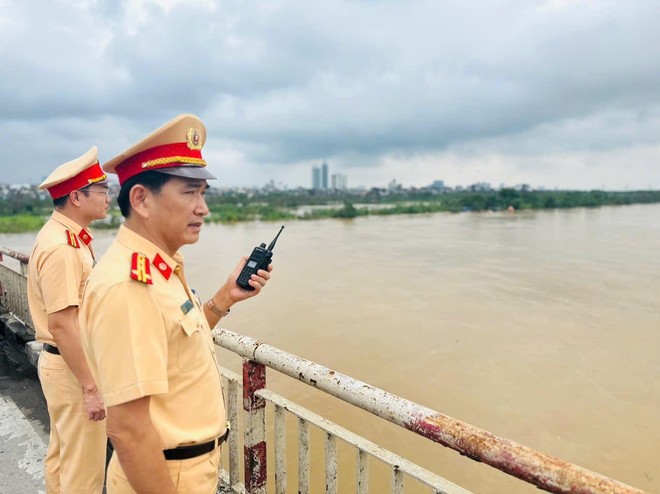 Hà Nội đang cứu trợ tàu thuyền lật nghiêng khu vực cầu Long Biên - Ảnh 1.