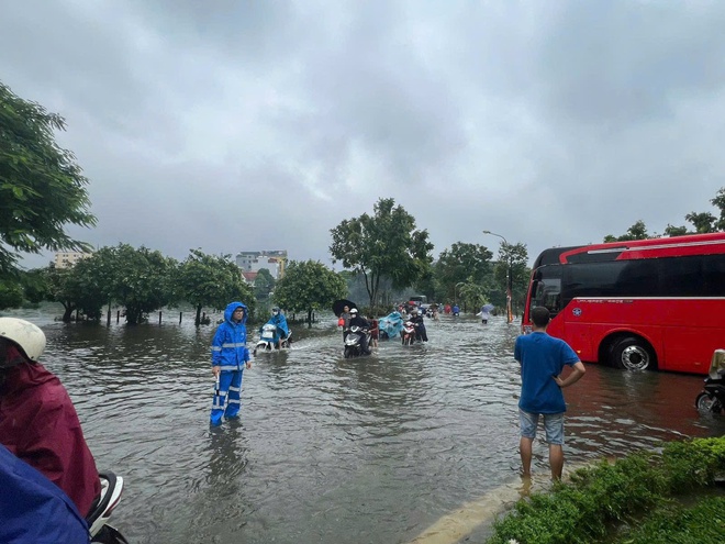 TTGT, CSGT Hà Nội lội nước, dùng xe chuyên dụng chở người dân và phương tiện qua điểm ngập sâu- Ảnh 2.