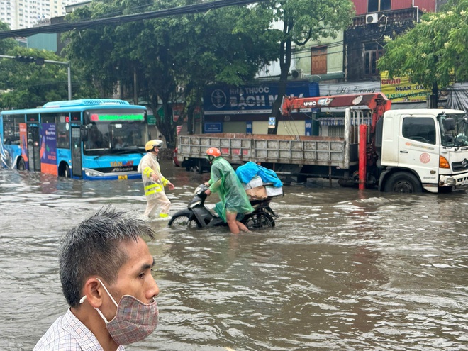 TTGT, CSGT Hà Nội lội nước, dùng xe chuyên dụng chở người dân và phương tiện qua điểm ngập sâu- Ảnh 6.