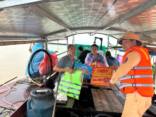 Hà Nội đang cứu trợ tàu thuyền lật nghiêng khu vực cầu Long Biên - Ảnh 9.