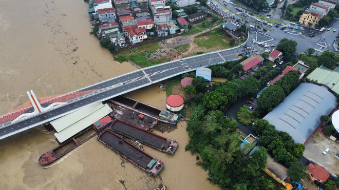 Video: Nhiều phương tiện thủy trôi, mắc vào cầu Vĩnh Phú trên sông Lô- Ảnh 3.