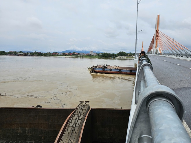 Di chuyển xong tàu bị mắc tại cầu Vĩnh Phú, đóng luồng tàu qua cầu Long Biên - Chương Dương - Ảnh 3.