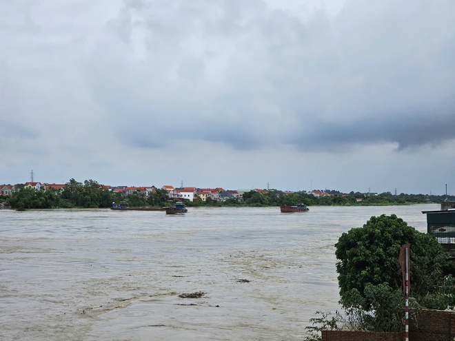 Di chuyển xong tàu bị mắc tại cầu Vĩnh Phú, đóng luồng tàu qua cầu Long Biên - Chương Dương - Ảnh 1.