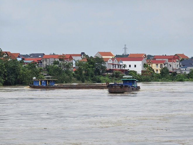 Di chuyển xong tàu bị mắc tại cầu Vĩnh Phú, đóng luồng tàu qua cầu Long Biên - Chương Dương - Ảnh 2.