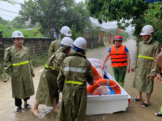 Chùm ảnh: Người lao động ngành GTVT chia sẻ khó khăn với người dân bị ảnh hưởng bởi mưa lũ - Ảnh 18.