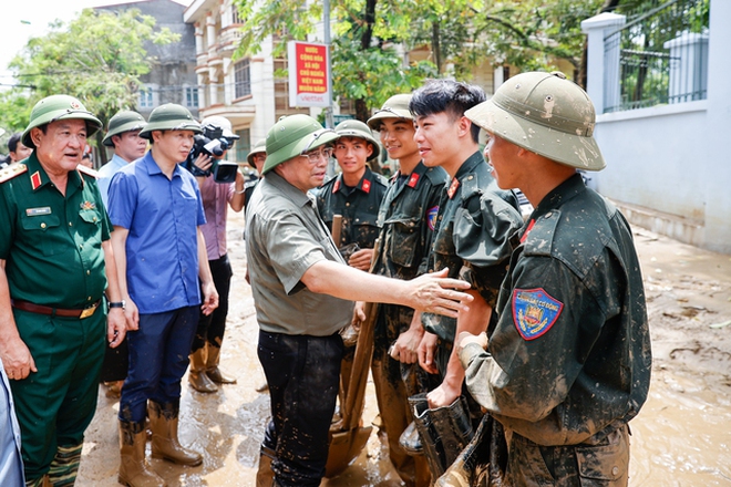 Hình ảnh lãnh đạo Chính phủ tại các "điểm nóng" mưa lũ ở miền Bắc - Ảnh 4.