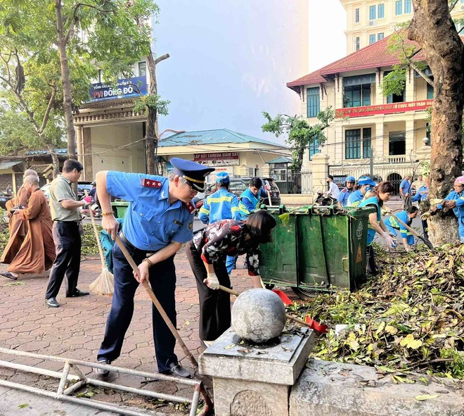 Hà Nội huy động tổng lực dọn dẹp đường phố sau bão số 3- Ảnh 5.