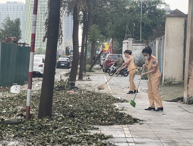 Hà Nội huy động tổng lực dọn dẹp đường phố sau bão số 3- Ảnh 13.