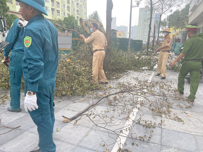 Hà Nội huy động tổng lực dọn dẹp đường phố sau bão số 3- Ảnh 10.