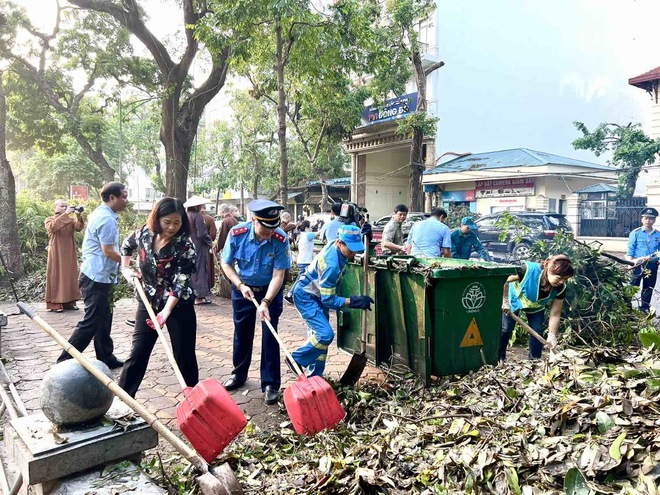 Hà Nội huy động tổng lực dọn dẹp đường phố sau bão số 3- Ảnh 7.