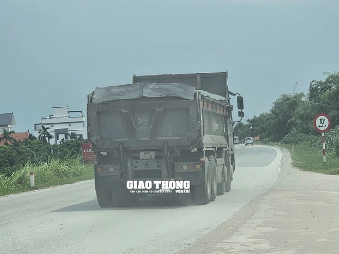 Chùm ảnh: Xe chở vật liệu có dấu hiệu quá tải chạy nườm nượp qua nhiều huyện thuộc tỉnh Hưng Yên- Ảnh 5.