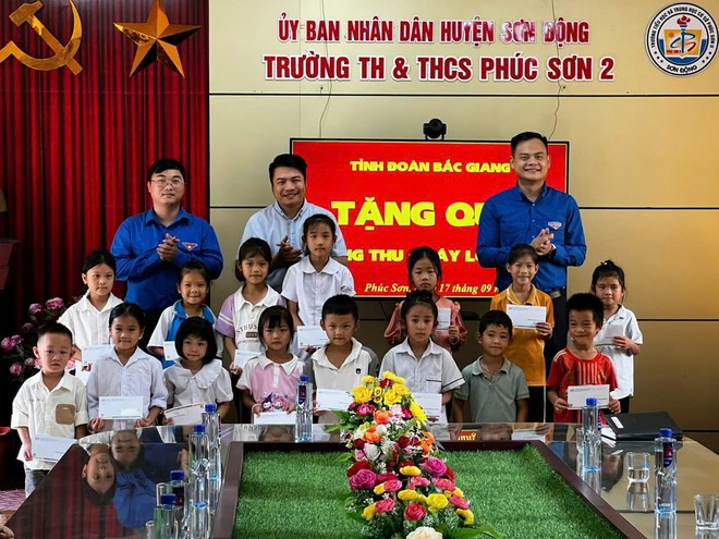 Thanh niên Bộ GTVT trao quà Trung thu cho trẻ em vùng lũ ở Bắc Giang- Ảnh 2.