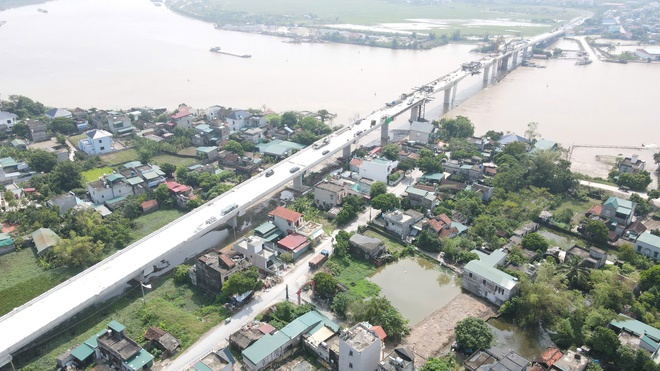 Hợp long cầu vượt sông Đào thuộc dự án đường nối với cao tốc Cầu Giẽ - Ninh Bình - Ảnh 2.