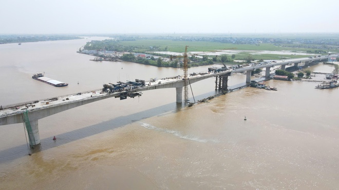 Hợp long cầu vượt sông Đào thuộc dự án đường nối với cao tốc Cầu Giẽ - Ninh Bình - Ảnh 3.