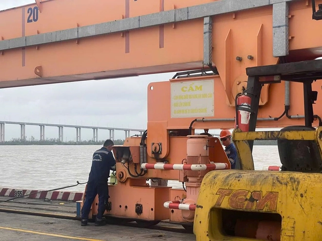 Cận cảnh Cảng Hải Phòng đón tàu hàng, thỏa thuận với khách hàng giải quyết thiệt hại sau mưa bão - Ảnh 7.