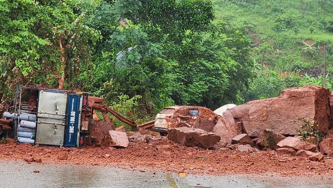 Thông tin chính thức vụ sạt lở trên Quốc lộ 6 qua Sơn La, đất đá đè 2 ôtô- Ảnh 2.