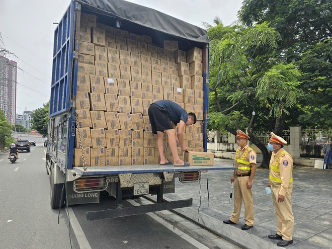 Kiểm tra nồng độ cồn phát hiện tài xế chở 9 tấn kẹo, hơn 1 nghìn bánh trung thu không nguồn gốc- Ảnh 1.