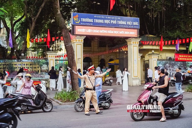 Sáng ngày khai giảng, CSGT xử nghiêm vi phạm giao thông - Ảnh 1.