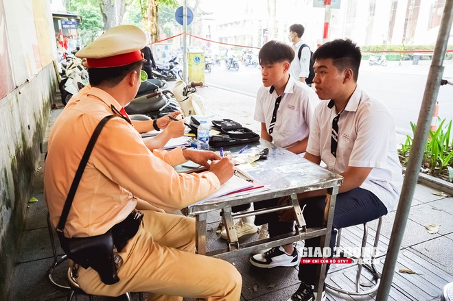 Sáng ngày khai giảng, CSGT xử nghiêm vi phạm giao thông - Ảnh 13.